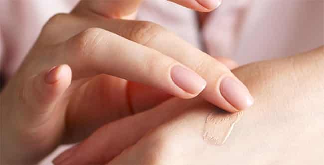 استفاده از کرم پودر با انگشت