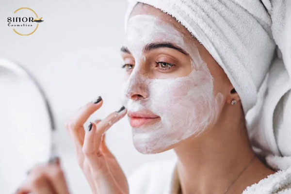 استفاده از مرطوب کننده و آبرسان در روتین پوستی